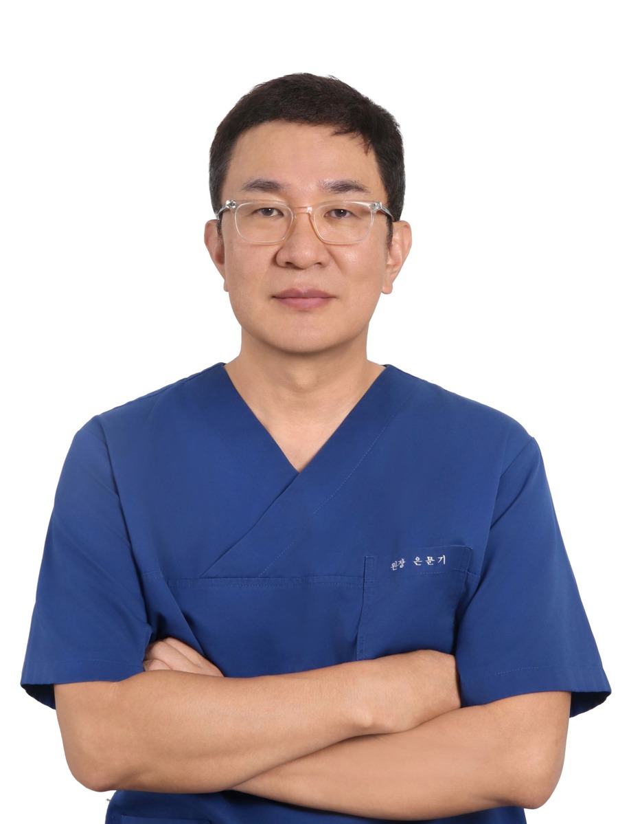 수술복 입은 미소안의원 은문기 원장