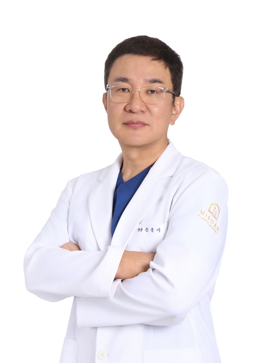 흰색 가운 입은 미소안의원 은문기 원장
